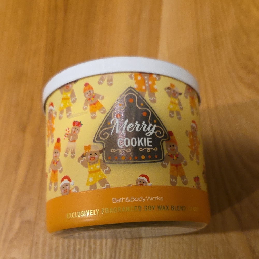 Bath & Body Works Yellow Merry Cookie Candle